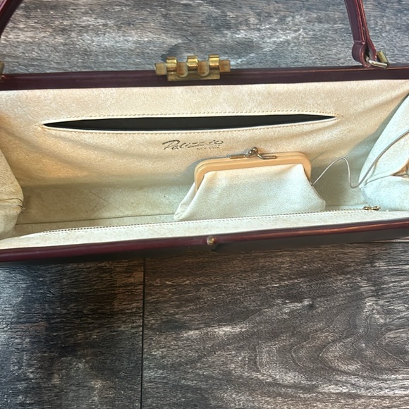 Vintage Palizzio by New York Over the Shoulder Purse With Gold Latch - Picture 6 of 13